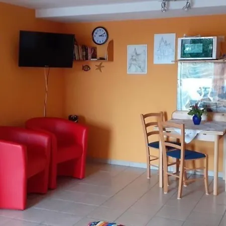 In Mit Garten, Grill Und Terrasse Und Neben Dem