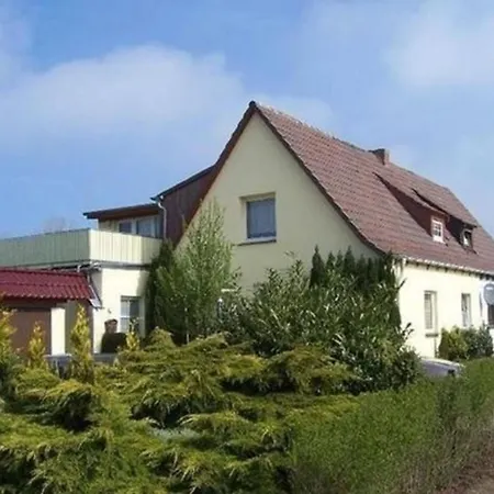 In Mit Garten, Grill Und Terrasse Und Neben Dem